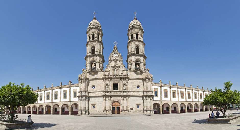 Dentre seus principais pontos turísticos estão a Praça das Armas, o Teatro Degollado, a Praça dos Fundadores, o Palácio do Governo de Jalisco e o museu Instituto Cultural Cabañas. Foto: Shutterstock / PureViagem