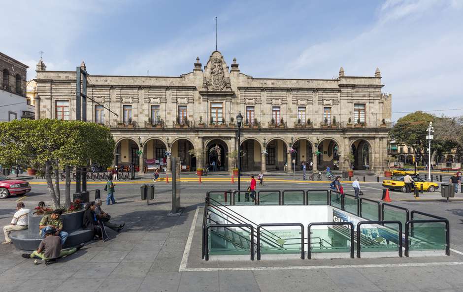 Dentre seus principais pontos turísticos estão a Praça das Armas, o Teatro Degollado, a Praça dos Fundadores, o Palácio do Governo de Jalisco e o museu Instituto Cultural Cabañas. Foto: Shutterstock / PureViagem