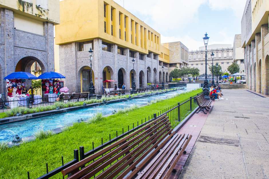 Dentre seus principais pontos turísticos estão a Praça das Armas, o Teatro Degollado, a Praça dos Fundadores, o Palácio do Governo de Jalisco e o museu Instituto Cultural Cabañas. Foto: Shutterstock / PureViagem