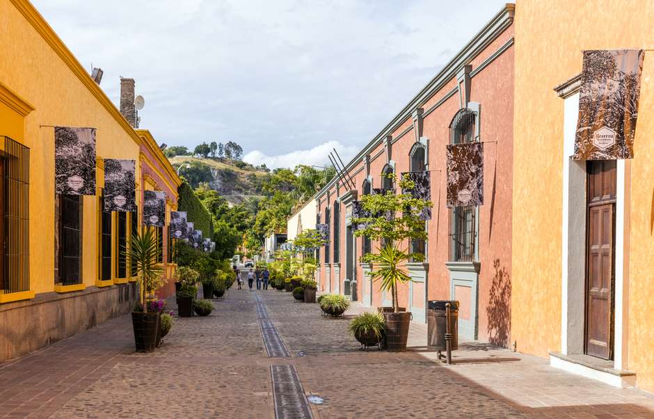 Dentre seus principais pontos turísticos estão a Praça das Armas, o Teatro Degollado, a Praça dos Fundadores, o Palácio do Governo de Jalisco e o museu Instituto Cultural Cabañas. Foto: Shutterstock / PureViagem