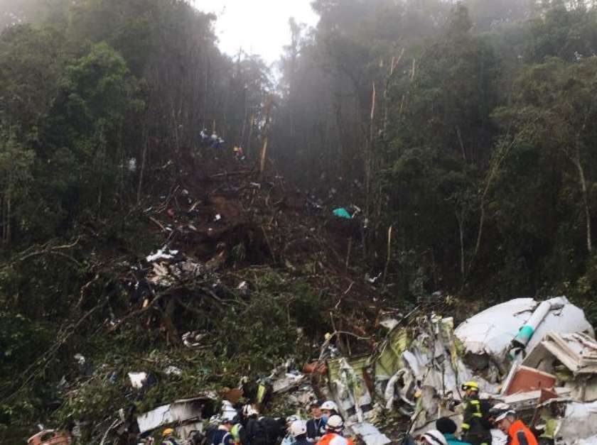 Local da queda do avião que levava a Chapecoense para a Colômbia Foto: EFE