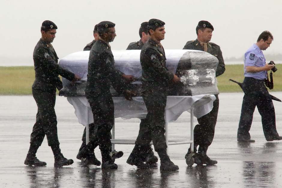 Militares conduzem caixão com corpo de uma das vítimas do acidente aéreo com avião da Chapecoese Foto: Renato Padilha/Futura Press