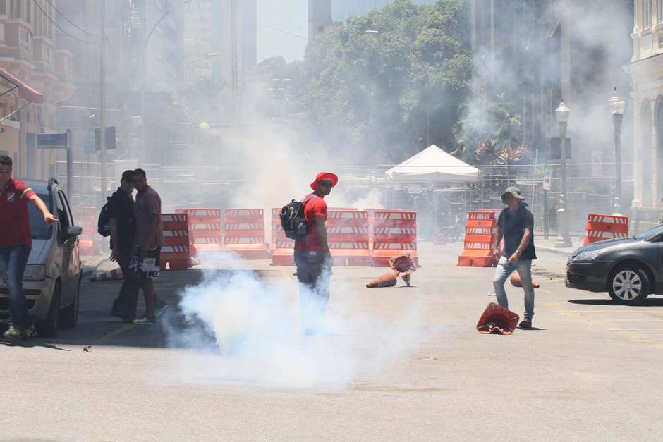 Policiais militares e integrantes da Força Nacional de Segurança usaram bombas de gás lacrimogênio, gás de pimenta e de efeito moral para dispersar os manifestantes Foto: José Lucena / Futura Press