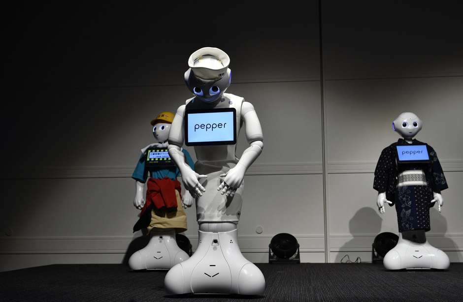 Un robot Pepper presenta un atuendo de obrero de la construcción durante el concurso de moda Tokyo Pepper Collection 2017 en Tokio. Foto: EFE en español