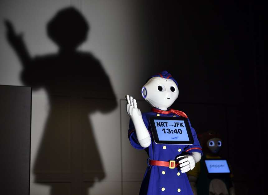 Un robot Pepper presenta un atuendo de obrero de la construcción durante el concurso de moda Tokyo Pepper Collection 2017 en Tokio. Foto: EFE en español