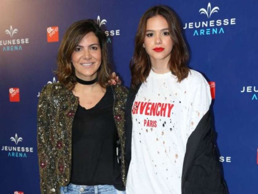 Bruna Marquezine apostou em um look grifado e descontraído para o evento Foto: AGNews / PurePeople