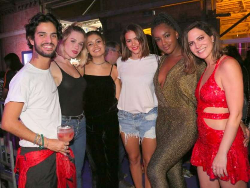 Bruna Marquezine dança funk com Ludmilla em festa de comemoração do aniversário de seis anos do Baile da Favorita no Armazém Utopia, no Rio de Janeiro, neste sábado, 22 de julho de 2017 Foto: Divulgação, Reginaldo Teixeira/CS Eventos / PurePeople