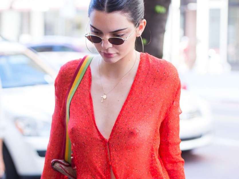 Kendall Jenner escolheu um vestido de babados Zimmermann e botas Alexandre Vauthier para ir às compras com a irmã, Kim Kardashian, em Nova York, nesta terça-feira, 1° de agosto de 2017 Foto: Getty Images / PurePeople