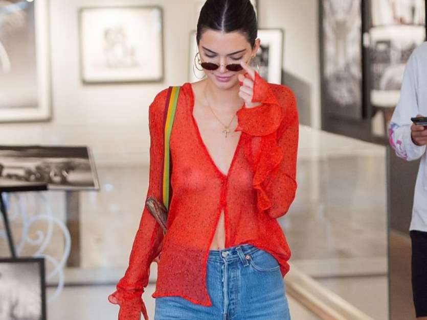 Kendall Jenner escolheu um vestido de babados Zimmermann e botas Alexandre Vauthier para ir às compras com a irmã, Kim Kardashian, em Nova York, nesta terça-feira, 1° de agosto de 2017 Foto: Getty Images / PurePeople