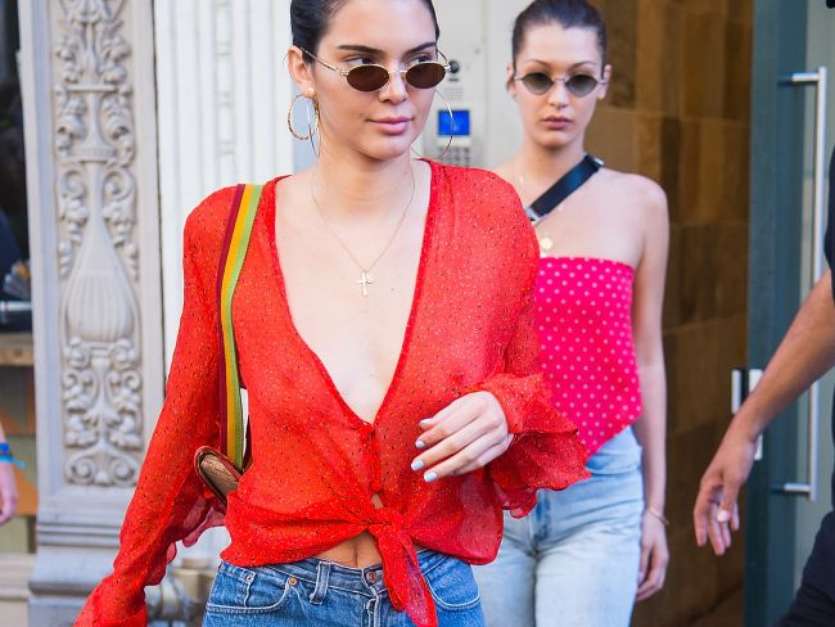 Kendall Jenner escolheu um vestido de babados Zimmermann e botas Alexandre Vauthier para ir às compras com a irmã, Kim Kardashian, em Nova York, nesta terça-feira, 1° de agosto de 2017 Foto: Getty Images / PurePeople