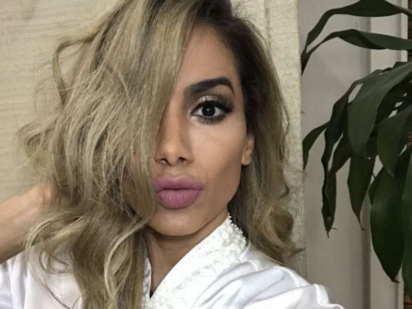 Anitta deverá manter o cabelo loiro até abril. Funkeira mudou o visual ao fechar contrato com a Niely Foto: Divulgação, Niely / PurePeople