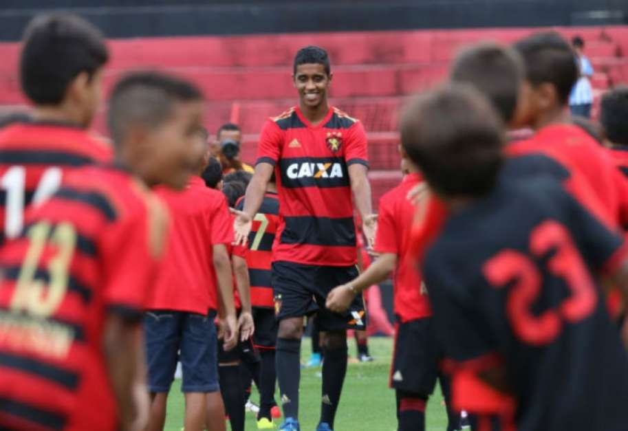 Gabriel foi negociado com o Sport no mês de janeiro. O meia-atacante tem vínculo com o Flamengo até o fim de 2019, mas foi cedido por empréstimo aos pernambucanos até dezembro. Nas cinco temporadas em que esteve na Gávea, ele foi a campo em 214 vezes e fez 23 gols. Porém, nunca conseguiu se consolidar entre os titulares e também era alvo constante dos torcedores. Conquistou dois estaduais e uma Copa do Brasil durante o período. Foto: Divulgação / LANCE!