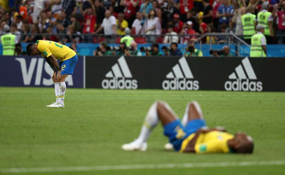 Thiago Silva dá de coxa na bola, e ela bate na trave de Courtois Foto: Murad Sezer / Reuters