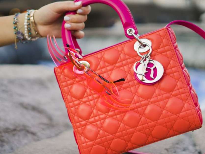O Living Coral, eleito a cor de 2019 pela Pantone, garante um look fresh e descolado Foto: Getty Images / PurePeople
