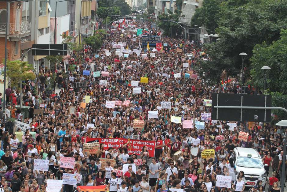 Protesto de estudantes e professores contra os cortes na educaÃ§Ã£o feitos pelo governo federal no Largo do RosÃ¡rio no centro de Campinas, interior de SÃ£o Paulo, nesta quarta-feira, 15 de maio de 2019 Foto: LUCIANO CLAUDINO / EstadÃ£o ConteÃºdo