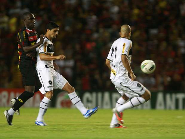 GAL - Sport x Botafogo - Renato toca Foto: Otavio de Souza / Futura Press GAL - Sport x Botafogo - Renato toca Foto: Otavio de Souza / Futura Press